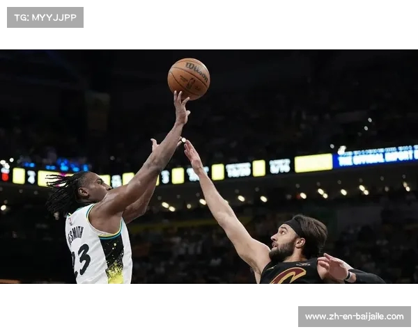 晃飞霍姆格伦精准横移三分打板命中展现出色篮球技巧与团队配合能力 晃飞霍姆格伦精准横移三分打板命中展现出色篮球技巧与团队配合能力